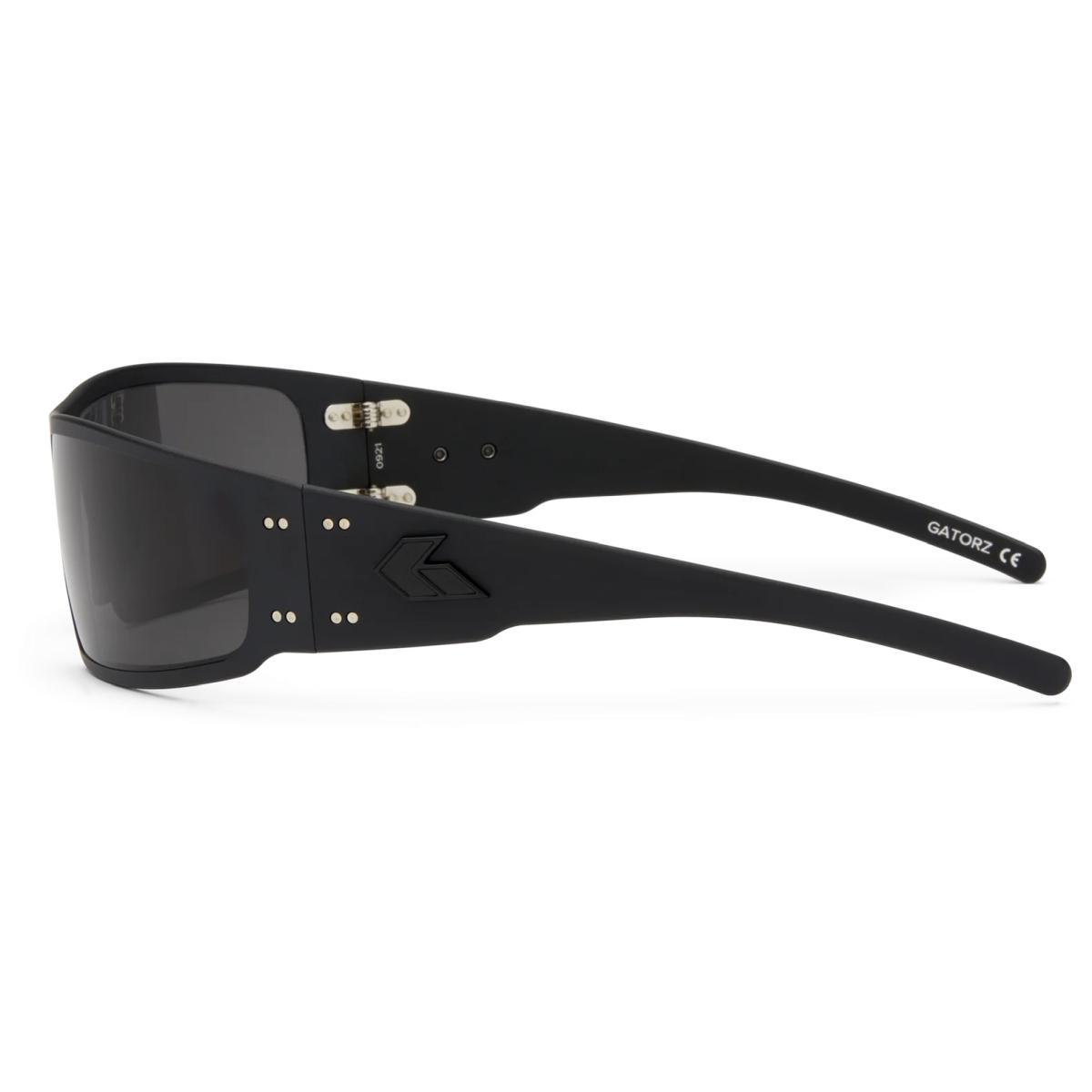 Magnum OPz (Optimized Polarized) | Colore: Black Anodized w/ Black Logo | Lenti: Smoke Opz