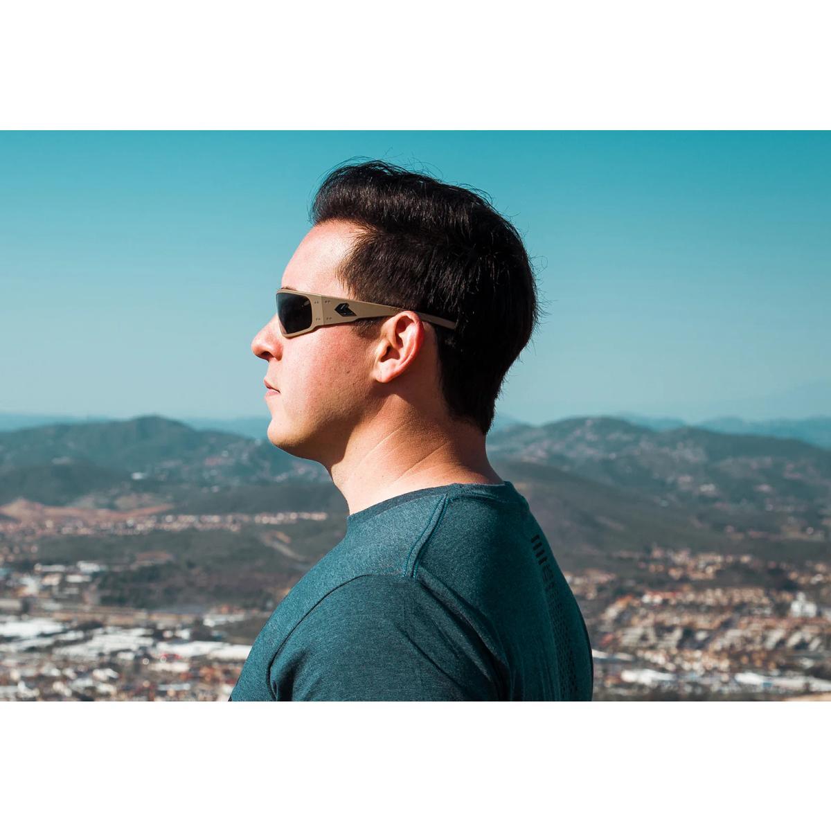 Magnum OPz (Optimized Polarized) | Colore: Black Anodized w/ Black Logo | Lenti: Smoke Opz