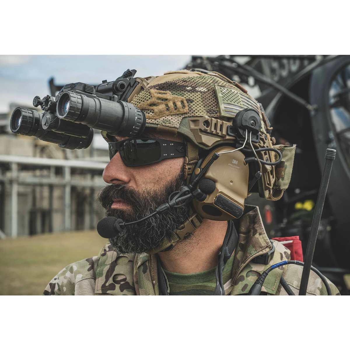 Magnum OPz (Optimized Polarized) | Colore: Black Anodized w/ Black Logo | Lenti: Smoke Opz