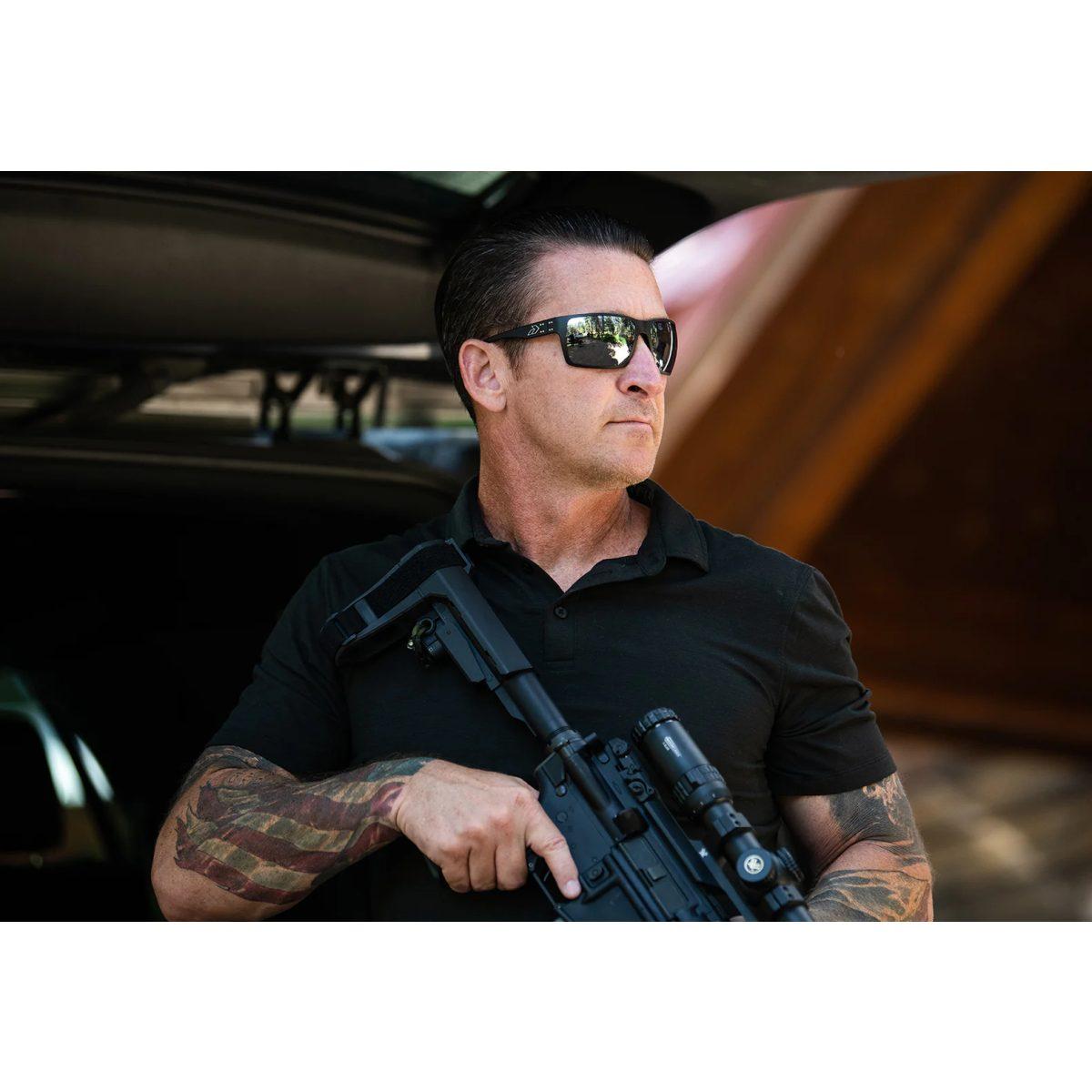 Marauder OPz (Optimized Polarized) | Frame: Black Anodized w/ Black Logo | Lenti: Smoke Opz